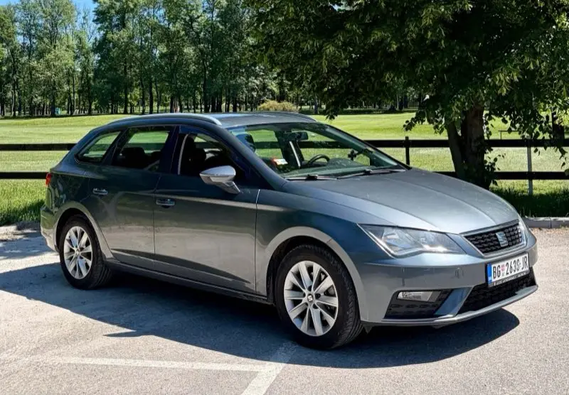 Seat Leon Sportstourer серый