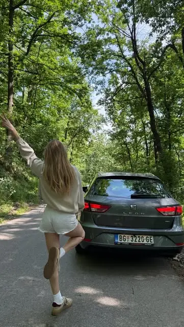 Автомобиль на лесной дороге в Сербии